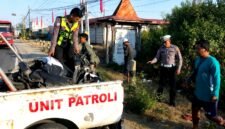 Personel Satlantas Polres Sampang saat mengamankan motor milik mahasiswi Poltera yang terlibat kecelakaan. (KLIKMADURA)