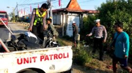 Personel Satlantas Polres Sampang saat mengamankan motor milik mahasiswi Poltekes Sampang yang terlibat kecelakaan. (KLIKMADURA)