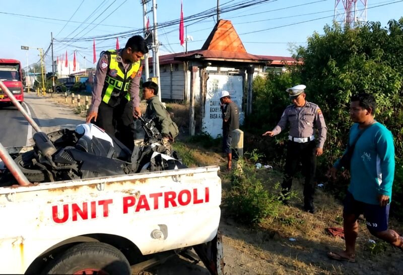 Personel Satlantas Polres Sampang saat mengamankan motor milik mahasiswi Poltekes Sampang yang terlibat kecelakaan. (KLIKMADURA)