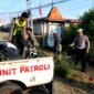 Personel Satlantas Polres Sampang saat mengamankan motor milik mahasiswi Poltekes Sampang yang terlibat kecelakaan. (KLIKMADURA)