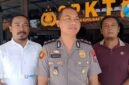 Kapolsek Sampang Kota Iptu Indarta saat menyampaikan keterangan pers. (ALI MUCHTAR / KLIKMADURA)