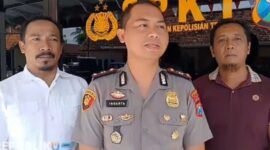 Kapolsek Sampang Kota Iptu Indarta saat menyampaikan keterangan pers. (ALI MUCHTAR / KLIKMADURA)