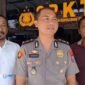 Kapolsek Sampang Kota Iptu Indarta saat menyampaikan keterangan pers. (ALI MUCHTAR / KLIKMADURA)