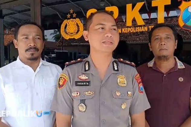 Kapolsek Sampang Kota Iptu Indarta saat menyampaikan keterangan pers. (ALI MUCHTAR / KLIKMADURA)