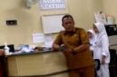 Wabup Pamekasan Sukriyanto saat sidak di RSUD Waru Pamekasan pada Senin (10/8). (SCREENSHOT VIDEO TIKTOK KAK SUKRI).