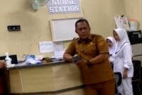 Wabup Pamekasan Sukriyanto saat sidak di RSUD Waru Pamekasan pada Senin (10/8). (SCREENSHOT VIDEO TIKTOK KAK SUKRI).