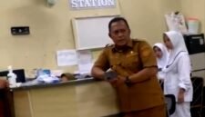 Wabup Pamekasan Sukriyanto saat sidak di RSUD Waru Pamekasan pada Senin (10/8). (SCREENSHOT VIDEO TIKTOK KAK SUKRI).