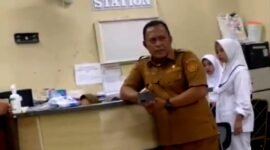 Wabup Pamekasan Sukriyanto saat sidak di RSUD Waru Pamekasan pada Senin (10/8). (SCREENSHOT VIDEO TIKTOK KAK SUKRI).