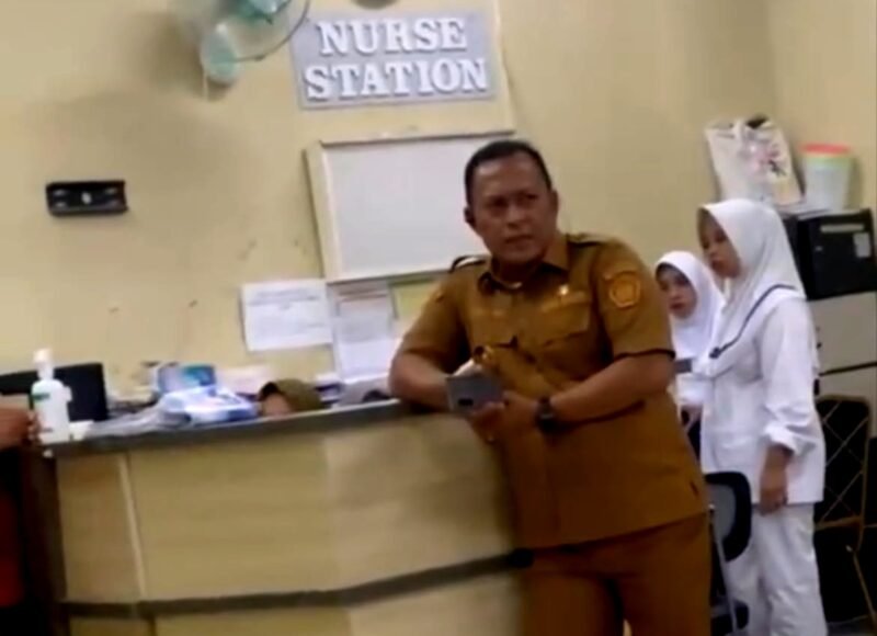 Wabup Pamekasan Sukriyanto saat sidak di RSUD Waru Pamekasan pada Senin (10/8). (SCREENSHOT VIDEO TIKTOK KAK SUKRI).