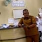 Wabup Pamekasan Sukriyanto saat sidak di RSUD Waru Pamekasan pada Senin (10/8). (SCREENSHOT VIDEO TIKTOK KAK SUKRI).