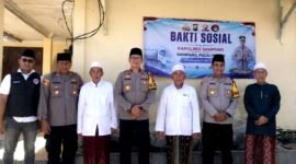 Kapolres Sampang AKBP Anang Hardiyanto, S.I.K., foto bersama jajaran pengasuh Pondok Pesantren Miftahut Thullab atau Ponpes Gedangan, Desa Daleman, Kecamatan Kedungdung, Rabu (12/8/2026)