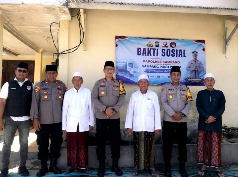 Kapolres Sampang AKBP Anang Hardiyanto, S.I.K., foto bersama jajaran pengasuh Pondok Pesantren Miftahut Thullab atau Ponpes Gedangan, Desa Daleman, Kecamatan Kedungdung, Rabu (12/8/2026)