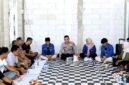 Kapolresta Sumenep Kombes Pol. Ariek Indra Sentanu saat berbincang dengan pengurus PC PMII dan Kopri Sumenep. (DOK. KLIKMADURA)