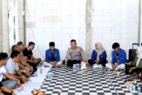 Kapolresta Sumenep Kombes Pol. Ariek Indra Sentanu saat berbincang dengan pengurus PC PMII dan Kopri Sumenep. (DOK. KLIKMADURA)