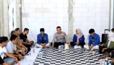 Kapolresta Sumenep Kombes Pol. Ariek Indra Sentanu saat berbincang dengan pengurus PC PMII dan Kopri Sumenep. (DOK. KLIKMADURA)