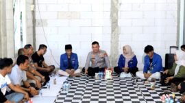 Kapolresta Sumenep Kombes Pol. Ariek Indra Sentanu saat berbincang dengan pengurus PC PMII dan Kopri Sumenep. (DOK. KLIKMADURA)