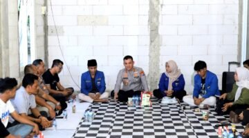 Kapolresta Sumenep Kombes Pol. Ariek Indra Sentanu saat berbincang dengan pengurus PC PMII dan Kopri Sumenep. (DOK. KLIKMADURA)