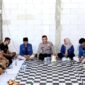 Kapolresta Sumenep Kombes Pol. Ariek Indra Sentanu saat berbincang dengan pengurus PC PMII dan Kopri Sumenep. (DOK. KLIKMADURA)