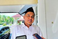 Ketua DPRD Pamekasan, Ali Masykur saat diwawancarai awak media. (KLIKMADURA)