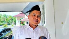 Ketua DPRD Pamekasan, Ali Masykur saat diwawancarai awak media. (KLIKMADURA)