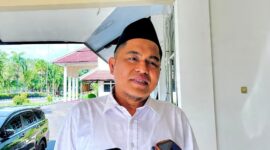 Ketua DPRD Pamekasan, Ali Masykur saat diwawancarai awak media. (KLIKMADURA)