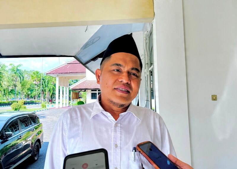 Ketua DPRD Pamekasan, Ali Masykur saat diwawancarai awak media. (KLIKMADURA)