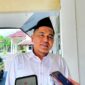 Ketua DPRD Pamekasan, Ali Masykur saat diwawancarai awak media. (KLIKMADURA)