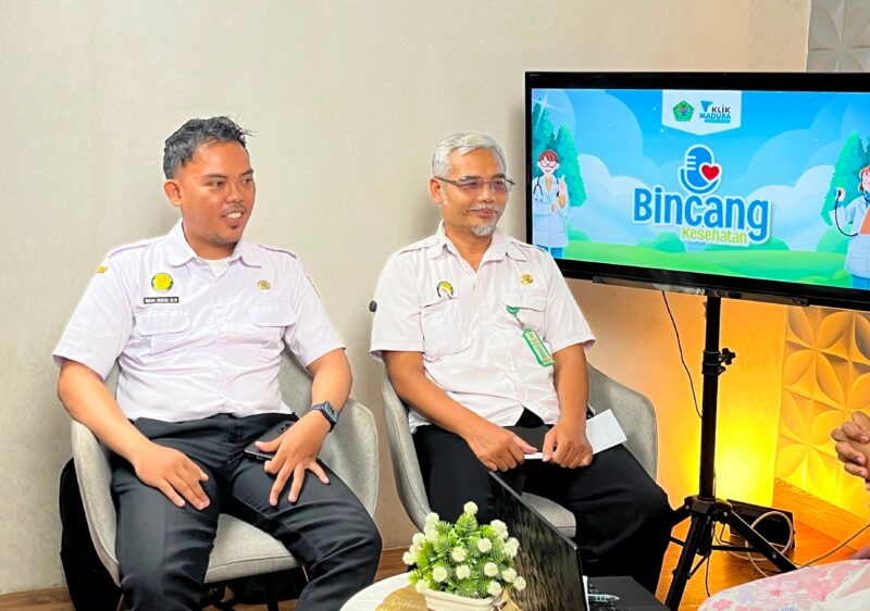 Pelaksana Gizi Yayan Sumarjianto dan Koordinator Pelayanan Gizi Masyarakat M. Rizqi Puskesmas Panaguan Pamekasan saat sesi podcast di Klik Madura (LAILIYATUN NURIYAH/KLIK MADURA).