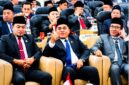 Ketua DPRD Pamekasan, Ali Masykur (tengah) bersama Bupati Pamekasan Dr. KH. Kholilurrahman (kanan) dan Wakil Ketua DPRD Pamekasan, Khairul Umam saat mendengarkan pidato kenegaraan Presiden Prabowo Subianto. (KLIKMADURA)