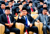Ketua DPRD Pamekasan, Ali Masykur (tengah) bersama Bupati Pamekasan Dr. KH. Kholilurrahman (kanan) dan Wakil Ketua DPRD Pamekasan, Khairul Umam saat mendengarkan pidato kenegaraan Presiden Prabowo Subianto. (KLIKMADURA)