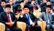 Ketua DPRD Pamekasan, Ali Masykur (tengah) bersama Bupati Pamekasan Dr. KH. Kholilurrahman (kanan) dan Wakil Ketua DPRD Pamekasan, Khairul Umam saat mendengarkan pidato kenegaraan Presiden Prabowo Subianto. (KLIKMADURA)