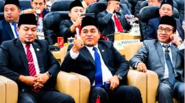 Ketua DPRD Pamekasan, Ali Masykur (tengah) bersama Bupati Pamekasan Dr. KH. Kholilurrahman (kanan) dan Wakil Ketua DPRD Pamekasan, Khairul Umam saat mendengarkan pidato kenegaraan Presiden Prabowo Subianto. (KLIKMADURA)