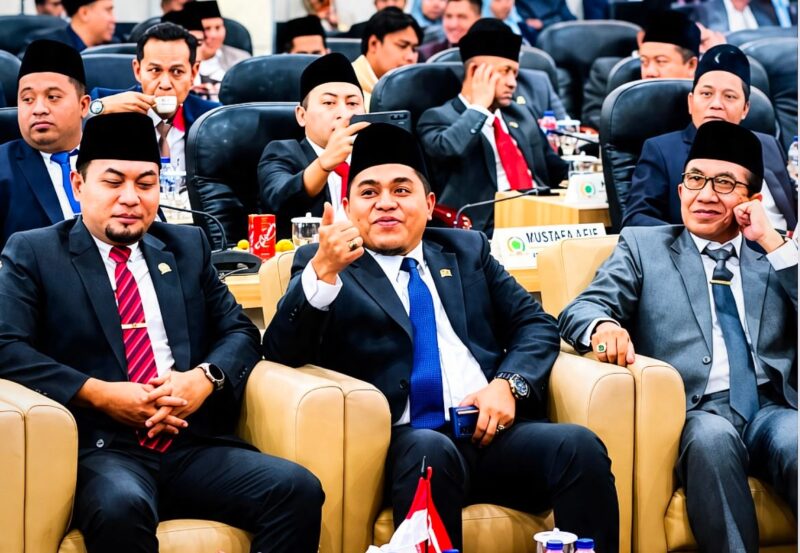 Ketua DPRD Pamekasan, Ali Masykur (tengah) bersama Bupati Pamekasan Dr. KH. Kholilurrahman (kanan) dan Wakil Ketua DPRD Pamekasan, Khairul Umam saat mendengarkan pidato kenegaraan Presiden Prabowo Subianto. (KLIKMADURA)