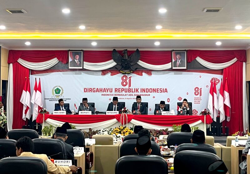 Suasana rapat paripurna DPRD Pamekasan saat dengar pidato kenegaraan presiden Prabowo Subianto dalam rangka hut ke-81 kemerdekaan RI, Jum'at (14/8/2026).