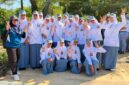 Siswi SMAN 2 Pamekasan foto bersama usai ikuti lomba gerak jalan tingkat SMP-SMA/SMK tingkat Kabupaten pada Kamis (13/8). (LAILIYATUN NURIYAH/KLIK MADURA).
