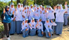 Siswi SMAN 2 Pamekasan foto bersama usai ikuti lomba gerak jalan tingkat SMP-SMA/SMK tingkat Kabupaten pada Kamis (13/8). (LAILIYATUN NURIYAH/KLIK MADURA).