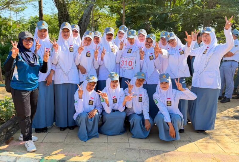 Siswi SMAN 2 Pamekasan foto bersama usai ikuti lomba gerak jalan tingkat SMP-SMA/SMK tingkat Kabupaten pada Kamis (13/8). (LAILIYATUN NURIYAH/KLIK MADURA).