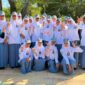 Siswi SMAN 2 Pamekasan foto bersama usai ikuti lomba gerak jalan tingkat SMP-SMA/SMK tingkat Kabupaten pada Kamis (13/8). (LAILIYATUN NURIYAH/KLIK MADURA).
