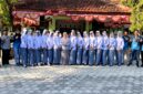 Kepala SMAN 1 Pademawu Siti Alif Naini Amaliyah saat berfoto bersama siswi-siswinya yang mengikuti lomba gerak jalan regu putri (SMAN 1 PADEMAWU FOR KLIK MADURA).