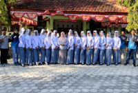 Kepala SMAN 1 Pademawu Siti Alif Naini Amaliyah saat berfoto bersama siswi-siswinya yang mengikuti lomba gerak jalan regu putri (SMAN 1 PADEMAWU FOR KLIK MADURA).