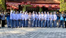 Kepala SMAN 1 Pademawu Siti Alif Naini Amaliyah saat berfoto bersama siswi-siswinya yang mengikuti lomba gerak jalan regu putri (SMAN 1 PADEMAWU FOR KLIK MADURA).