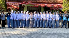 Kepala SMAN 1 Pademawu Siti Alif Naini Amaliyah saat berfoto bersama siswi-siswinya yang mengikuti lomba gerak jalan regu putri (SMAN 1 PADEMAWU FOR KLIK MADURA).  
