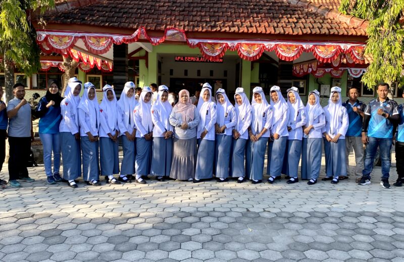 Kepala SMAN 1 Pademawu Siti Alif Naini Amaliyah saat berfoto bersama siswi-siswinya yang mengikuti lomba gerak jalan regu putri (SMAN 1 PADEMAWU FOR KLIK MADURA).