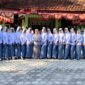 Kepala SMAN 1 Pademawu Siti Alif Naini Amaliyah saat berfoto bersama siswi-siswinya yang mengikuti lomba gerak jalan regu putri (SMAN 1 PADEMAWU FOR KLIK MADURA).  