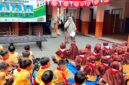 Kepala SDI Al-Munawwarah Pamekasan Dedeh Rosidah saat menyampaikan sambutan di puncak kegiatan peringatan HUT RI ke 81. (LAILIYATUN NURIYAH/KLIK MADURA). 