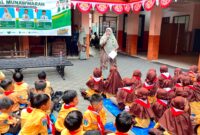 Kepala SDI Al-Munawwarah Pamekasan Dedeh Rosidah saat menyampaikan sambutan di puncak kegiatan peringatan HUT RI ke 81. (LAILIYATUN NURIYAH/KLIK MADURA). 