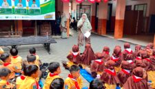 Kepala SDI Al-Munawwarah Pamekasan Dedeh Rosidah saat menyampaikan sambutan di puncak kegiatan peringatan HUT RI ke 81. (LAILIYATUN NURIYAH/KLIK MADURA). 