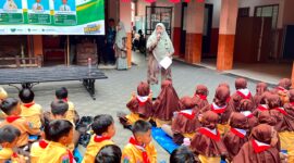 Kepala SDI Al-Munawwarah Pamekasan Dedeh Rosidah saat menyampaikan sambutan di puncak kegiatan peringatan HUT RI ke 81. (LAILIYATUN NURIYAH/KLIK MADURA). 