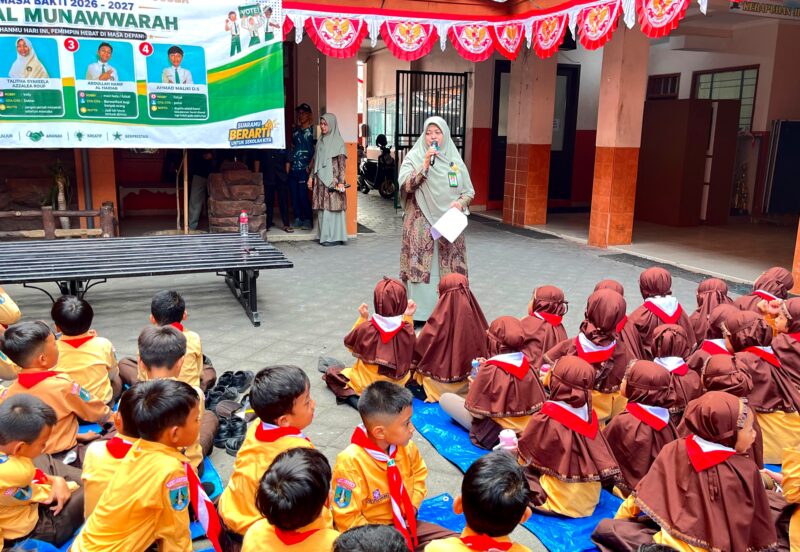 Kepala SDI Al-Munawwarah Pamekasan Dedeh Rosidah saat menyampaikan sambutan di puncak kegiatan peringatan HUT RI ke 81. (LAILIYATUN NURIYAH/KLIK MADURA). 