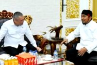 Bupati Sumenep Achmad Fauzi Wongsojudo berbincang dengan Menteri Perhubungan (Menhub) RI Dudy Purwagandhi. (KLIKMADURA)